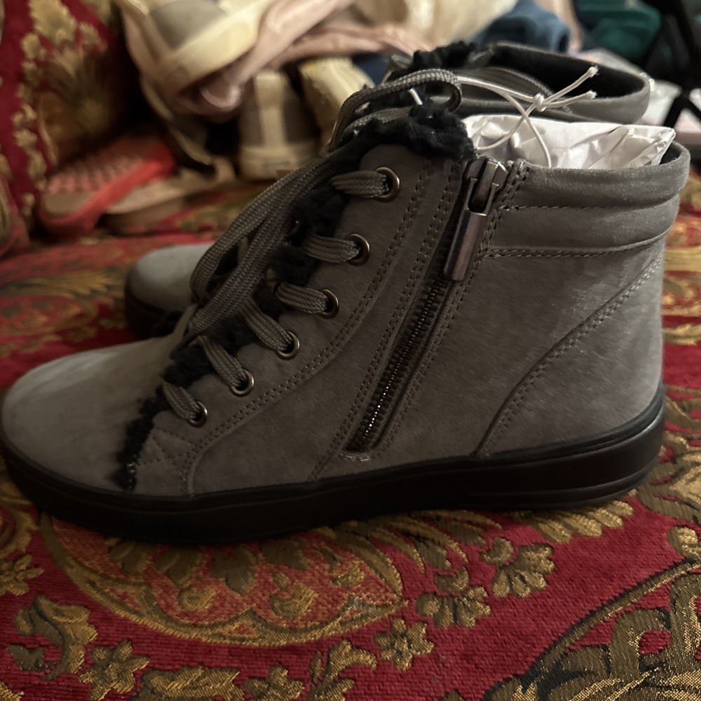 Dearfoams Women's Comfort Outside Zip & Lace Bootie with Faux Fur Grey, Size 7.5